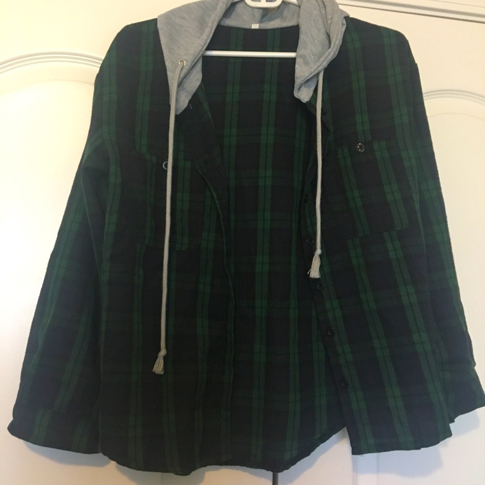 Gently Worn, Women’s Flannel/Plaid Print Hooded shirt/Hoodie!